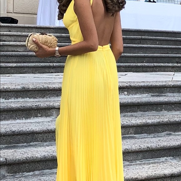 Beautiful yellow gown! - Picture 3 of 7